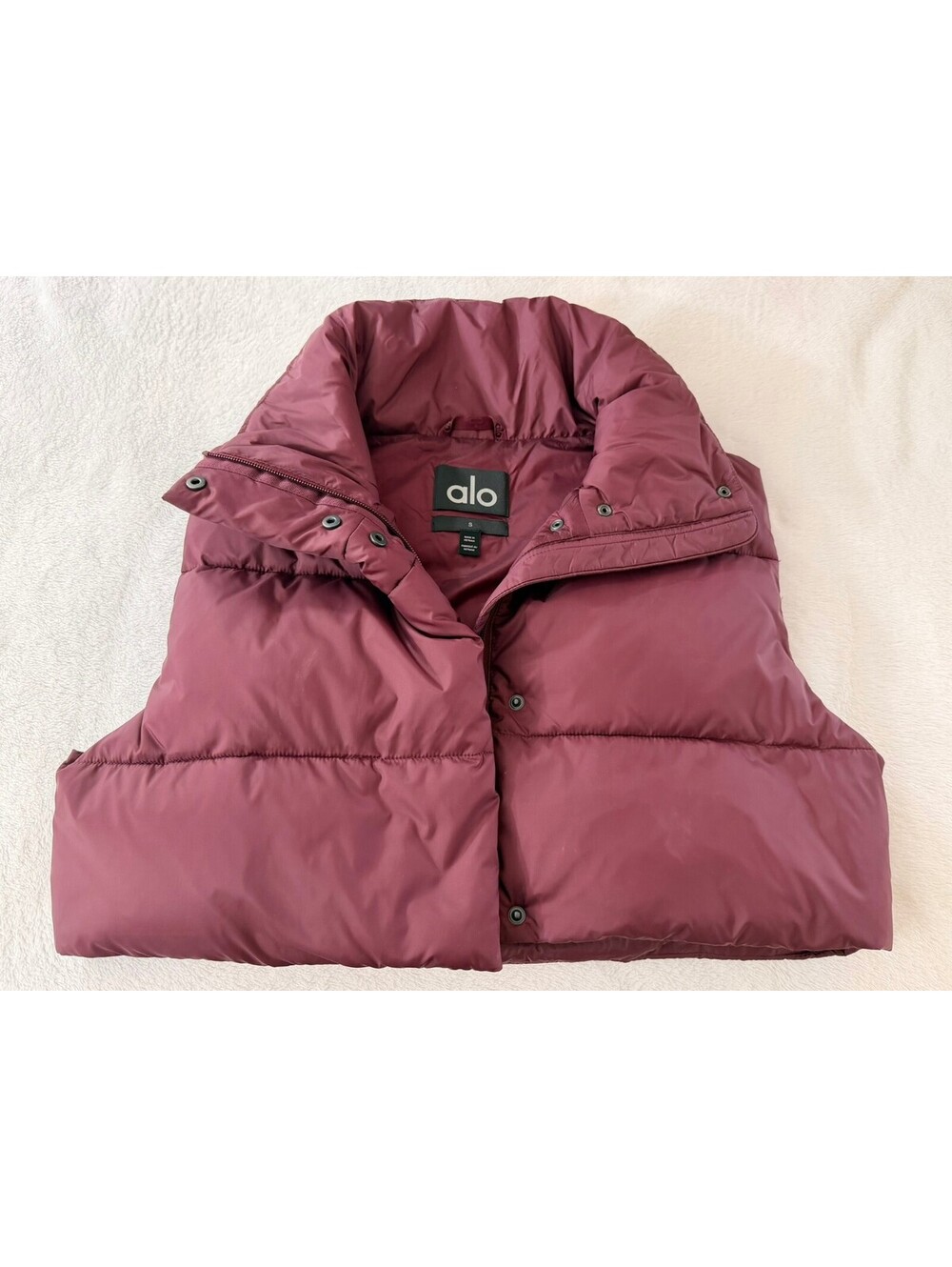 Alo Yoga Extreme Cropped Gold Rush Puffer Vest burgundy size small